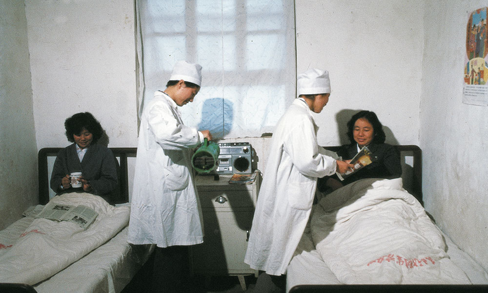 2计生技术人员为术后妇女服务