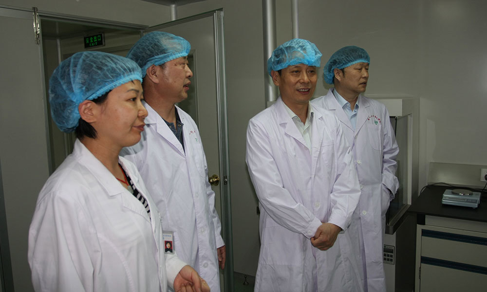 2010年5月，时任国家人口计生委党组成员、副主任江帆（右二）来院调研