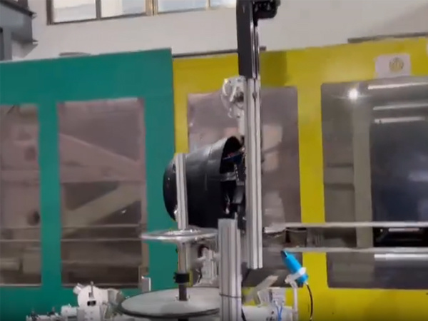 Injection molding - 850T 4-axis bull head machine flower pot is taken out to build a reservoir