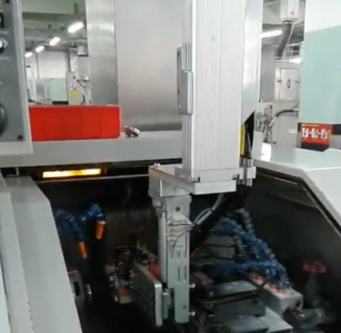 Application case of cnc one dragging two manipulators
