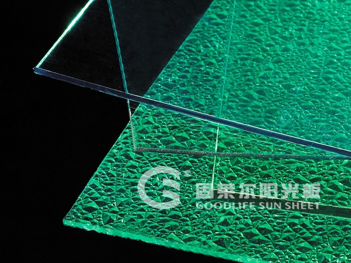 耐力板透明、颗粒板绿色组合