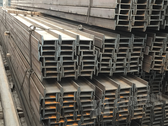 为提高钢管的耐腐蚀性能，对一般钢管进行镀锌。