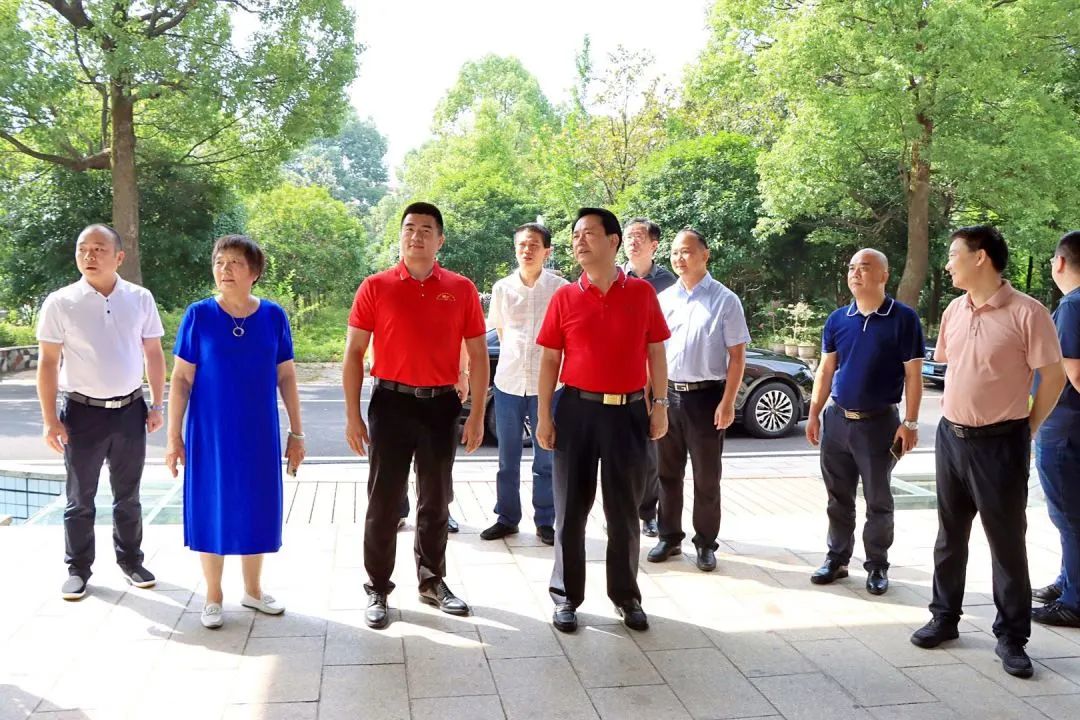 Leadership Care | Yang Zinpeng, Deputy Secretary of the Party Leadership Group and Deputy Director of the Provincial Department of Industry and Information Technology, and his party came to Xurong for investigation and investigation