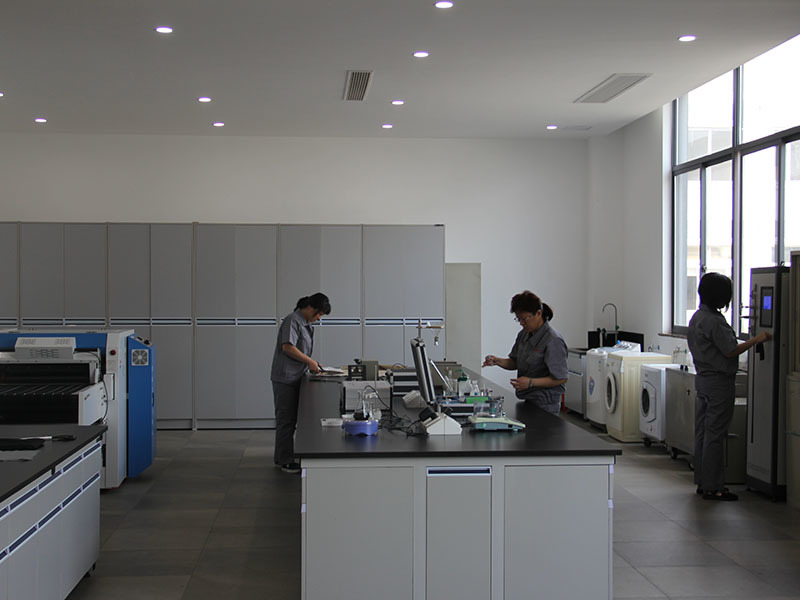 The company has a professional laboratory, with first-class testing equipment and complete quality control system, can do interlining bonding fastness test, dry cleaning, washing test, formaldehyde, PH value and so on
