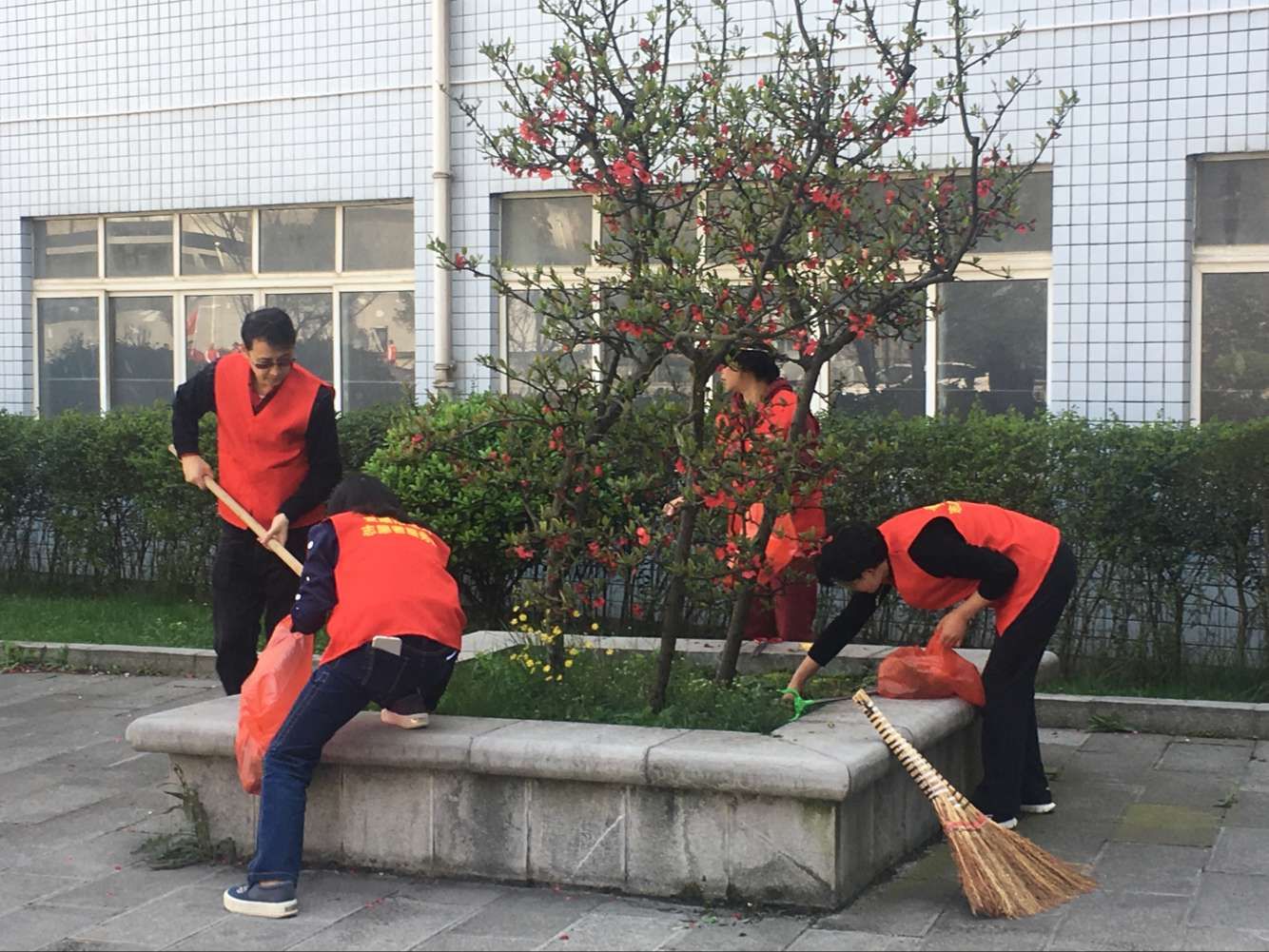安顺市电大开展学习雷锋志愿者活动