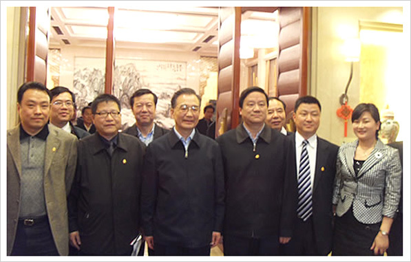 温总理与董事长谢国范(左二)等湖北企业家合影