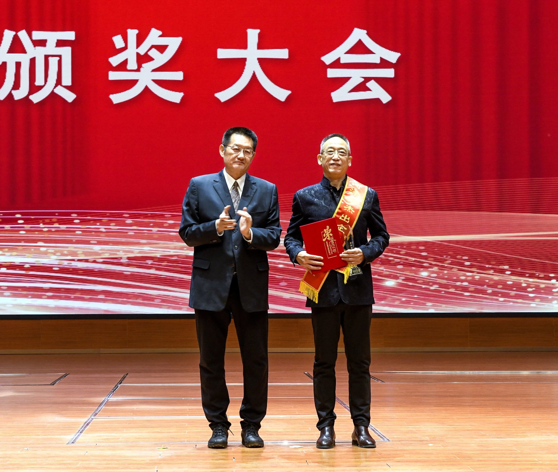 热烈祝贺彭总被授予“菏泽市杰出企业家”荣誉称号，并记个人二等功！