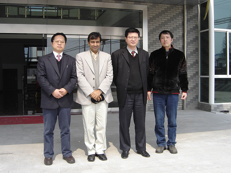 Foreign businessmen come to the factory for inspection