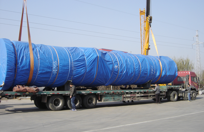 五龙机械有限公司20万升/日燃料乙醇和废水处理成套项目设备装箱登船，发往泰国。