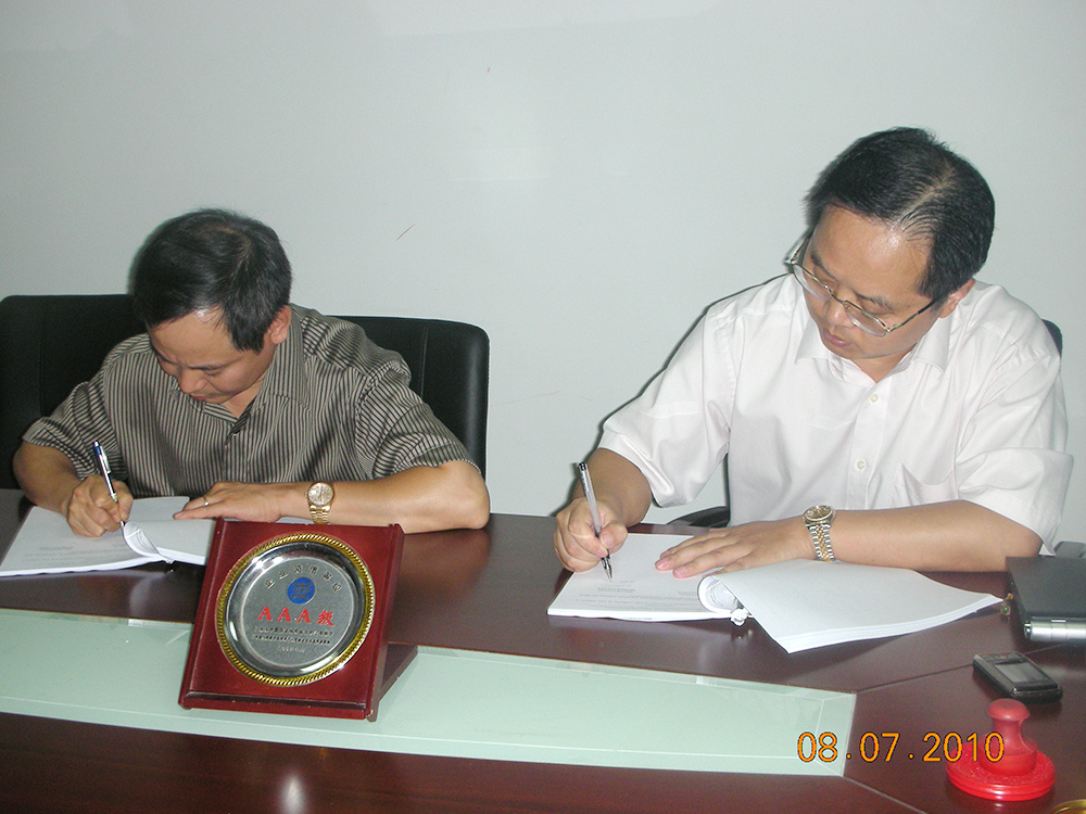公司领导和越方签订越南国家石油公司日产30万升燃料乙醇项目合同