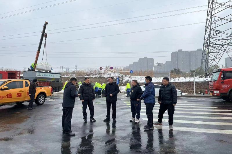 副局长王立新莅临南四环项目对除雪设备、物资、人员配备等情况进行现场检查