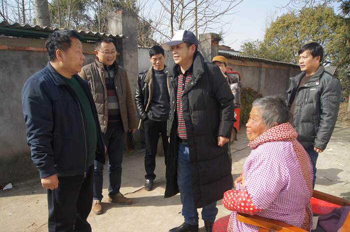 集团领导走访慰问老党员和困难党员