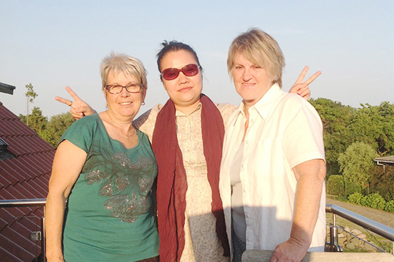 Group photo of customers 09
