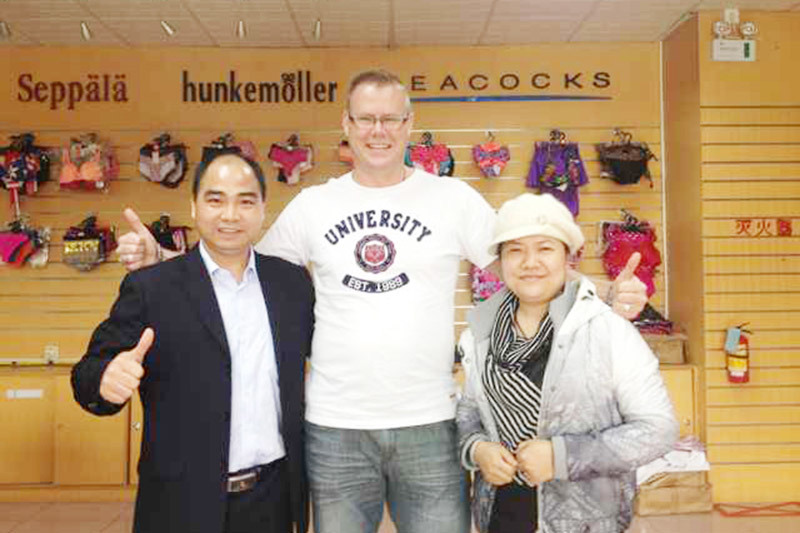 Group photo of customers 06