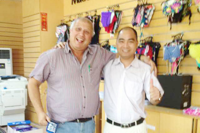 Group photo of customers 08