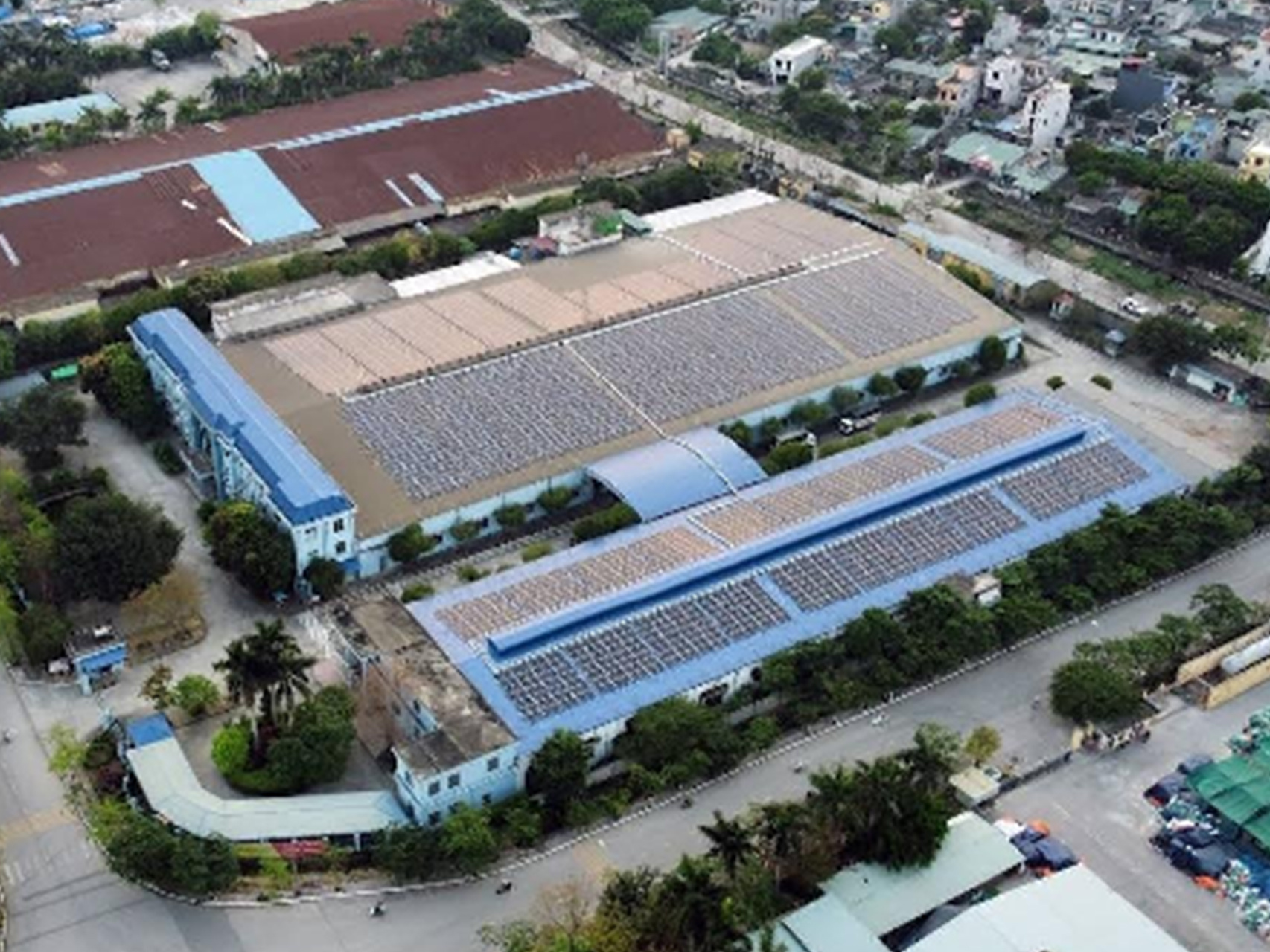 Quang cảnh bên ngoài nhà xưởng Quang cảnh bên ngoài nhà xưởng