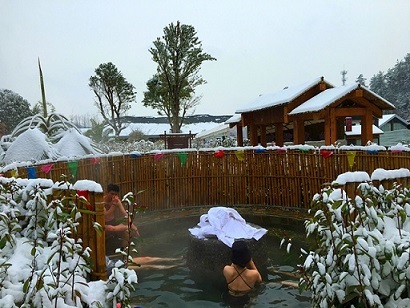 雪天溫泉