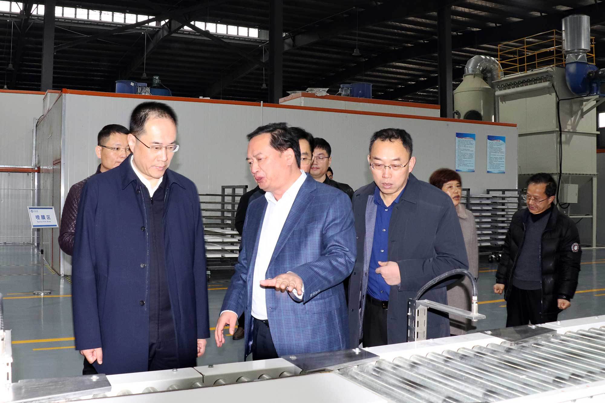 Han Wei, Deputy Secretary of the Municipal Party Committee and Acting Mayor, and a delegation came to Huayuan to conduct research and guidance work.