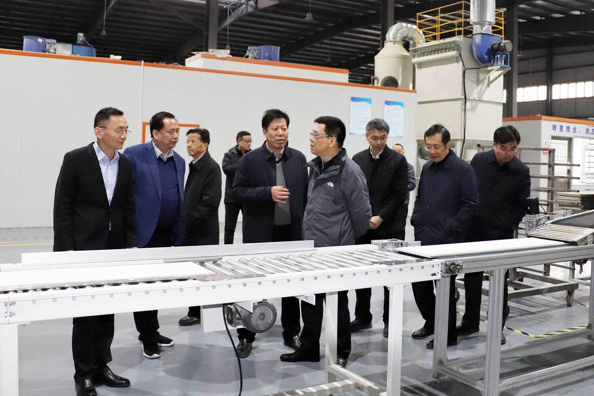 Zhang Wei, Secretary of the Party Group and Director of the Standing Committee of the Municipal People's Congress, and a delegation came to Huayuan for investigation and research.