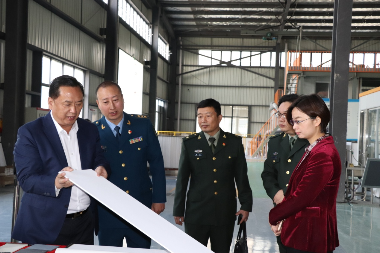 A delegation led by Ren Fujun, a member of the Standing Committee of the Municipal Party Committee and Colonel of the Municipal People's Armed Forces Department, visited and conducted research in Huayuan