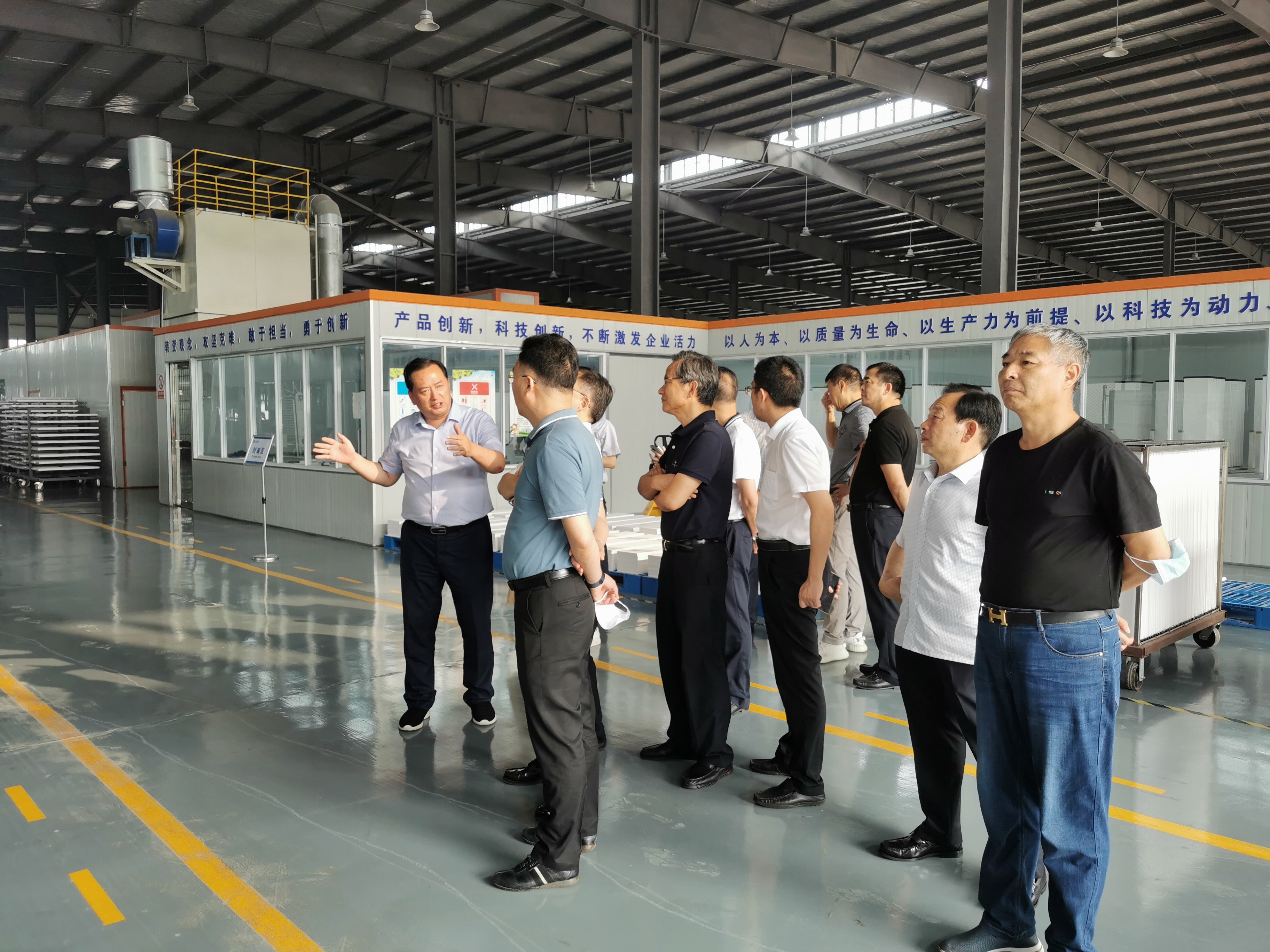 Yan Yaming, Deputy Secretary of the Party Working Committee and Director of the Management Committee of the Municipal High tech Zone, and his delegation visited Huayuan for environmental investigation and research