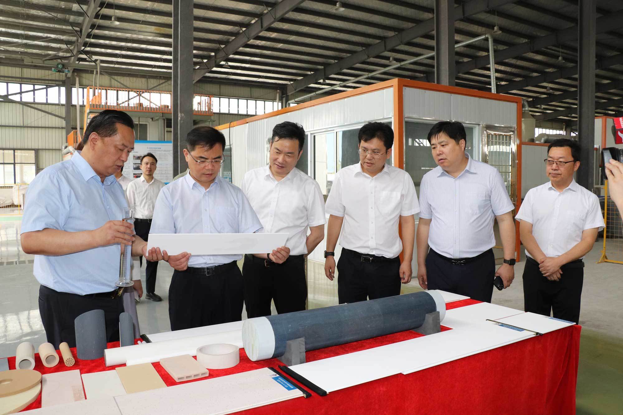 On June 16, 2023, a delegation led by Lu Chongmin, a member of the Standing Committee of the Municipal Party Committee, visited Huayuan for investigation and research