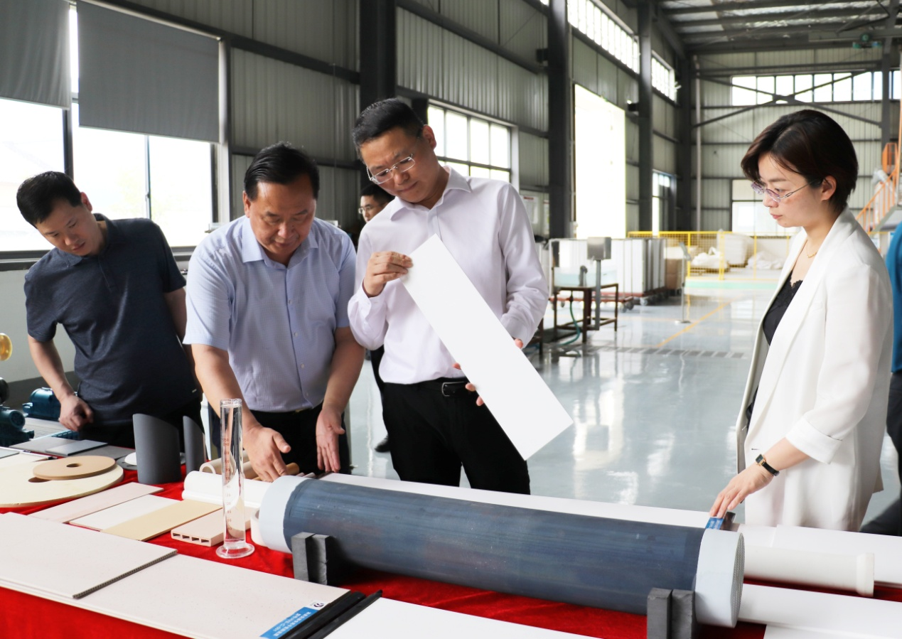 Vice Mayor Liu Dongxing led the main leaders of the Municipal Bureau of Industry and Information Technology to visit and conduct research in Huayuan