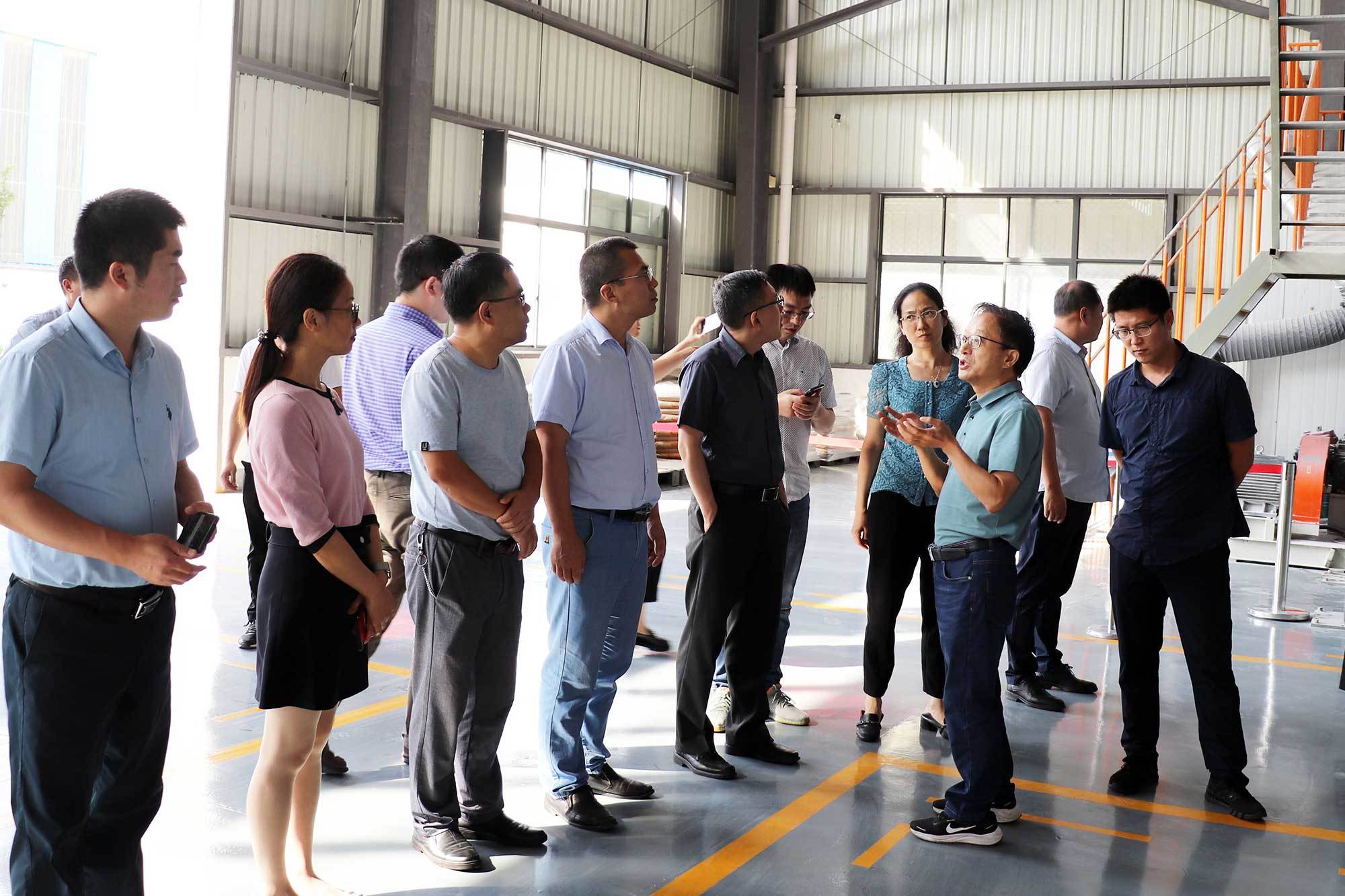 Zhang Qing, the head of the 14th batch of technology town leaders in Zhangjiagang City, led a delegation of technology town leaders to visit Huayuan for research.