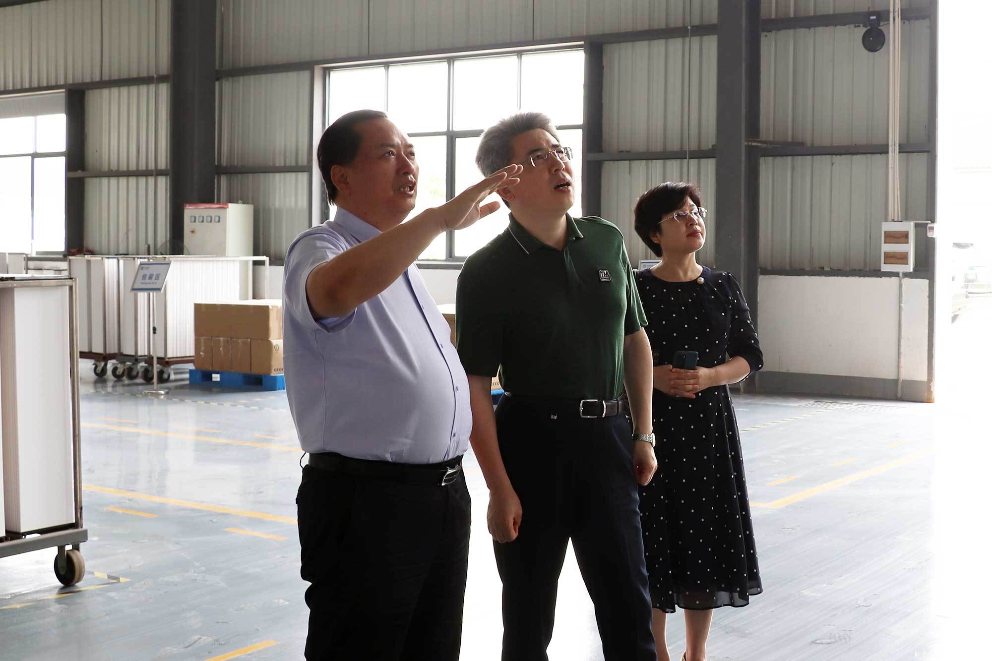 Liang Yibo, a member of the Standing Committee of the Changzhou Municipal Committee and Executive Vice Mayor, visited the Huayuan Ceramic Membrane Project of Xinfang Technology Group for investigation and research.