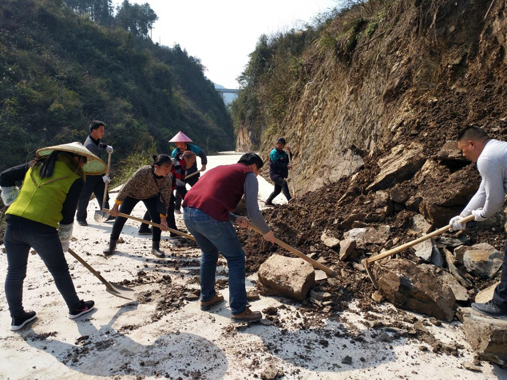 2019年3月7日至3月9日，組織公司保潔、保安工作人員配合縣麻江縣農文旅管委會到賢昌鄉夏同龢景區協作脫貧攻堅衛生清理工作。