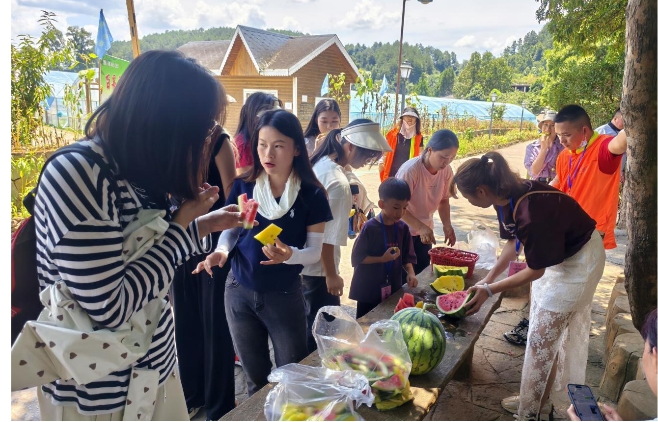 烏羊麻百果親子體驗采摘園：精品瓜果成熟季  滿園飄香迎客來
