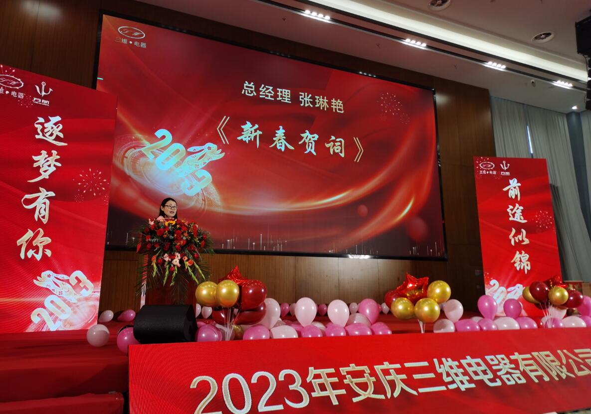 图片包含 室内, 桌子, 食物, 电视

描述已自动生成