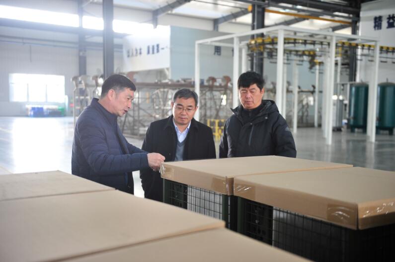 一些人在桌子前

中度可信度描述已自动生成