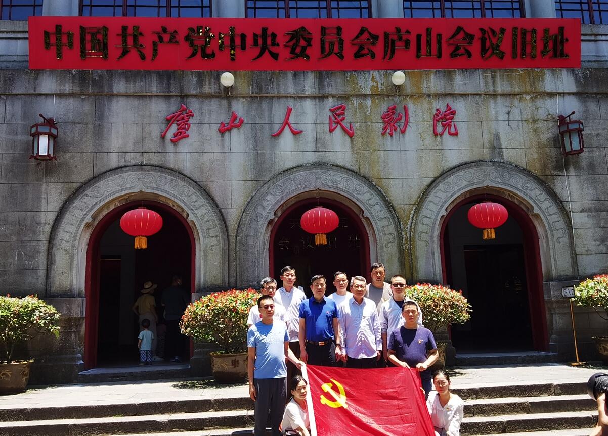 图片包含 户外, 建筑, 前, 雕塑

描述已自动生成