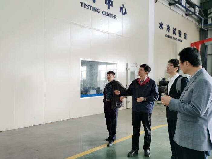 男人和女人站在街道上

中度可信度描述已自动生成