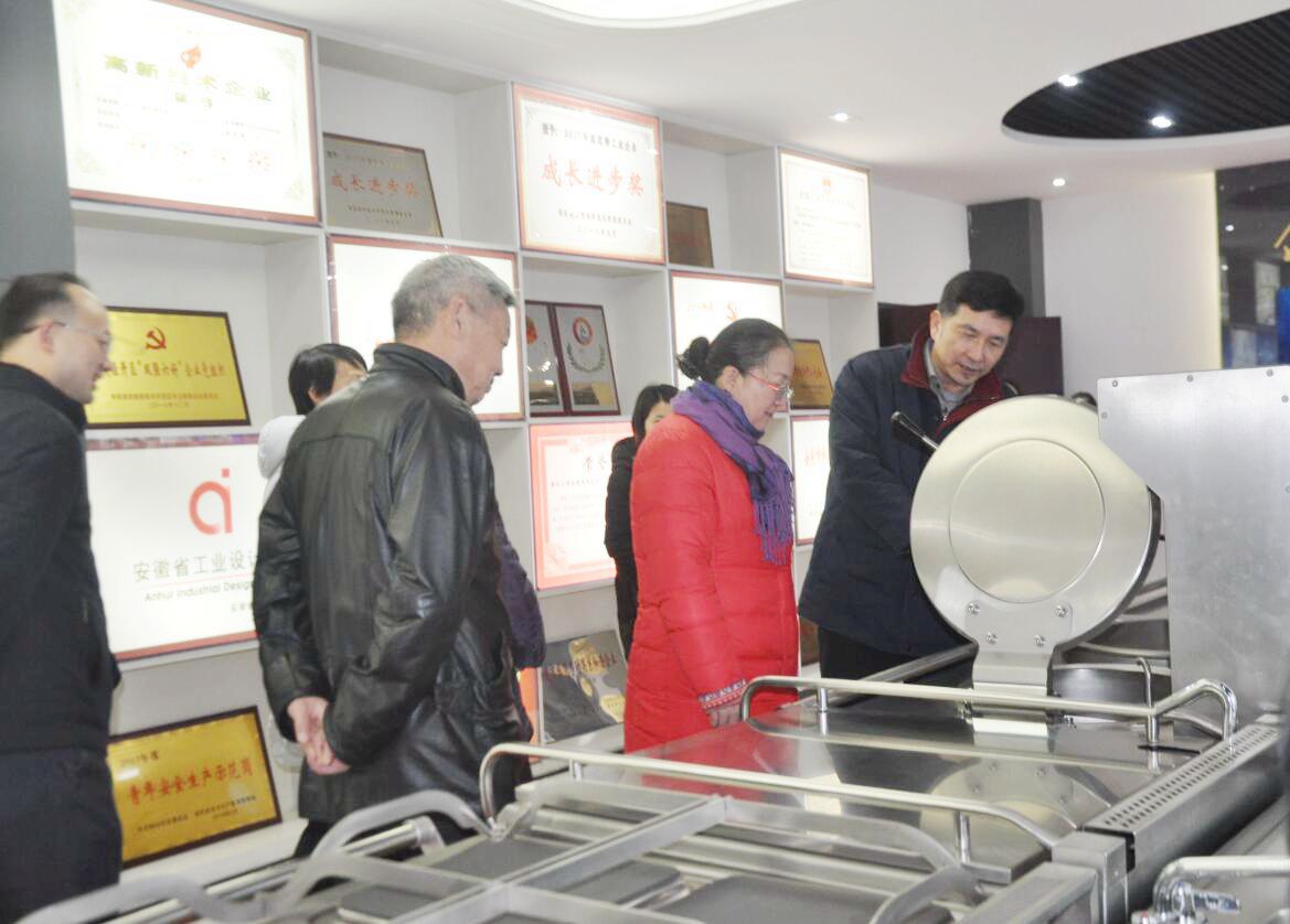 一群人在厨房里工作

描述已自动生成