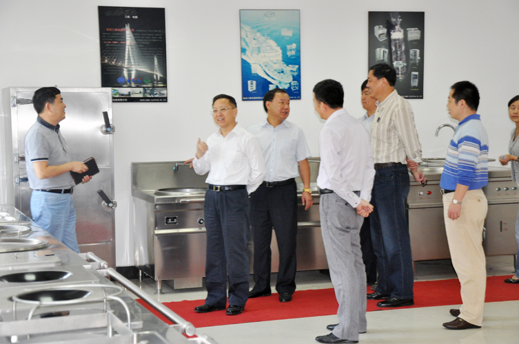 庆市开发区管委会主任王俊科同志来公司做科技创新调研