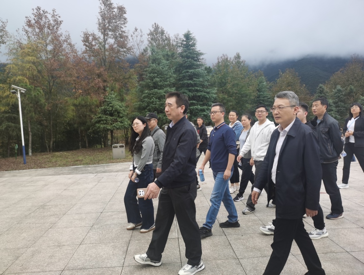 一群人走在路上描述已自动生成