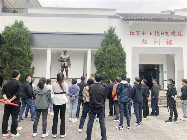 一群人站在建筑前

描述已自动生成