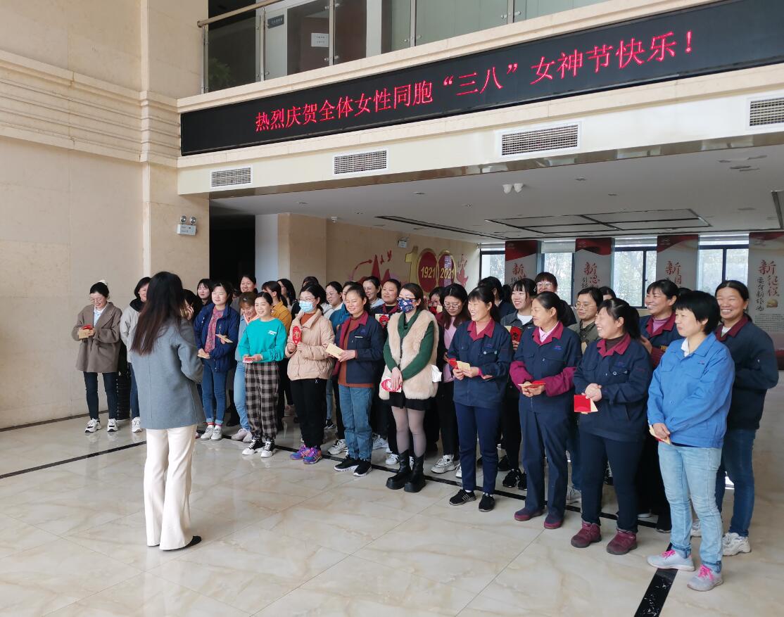 一群人站在室内合影

中度可信度描述已自动生成