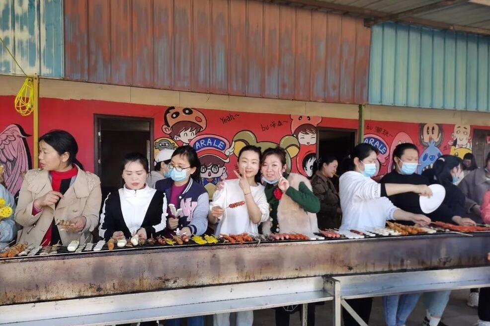 许多人在餐厅里

中度可信度描述已自动生成