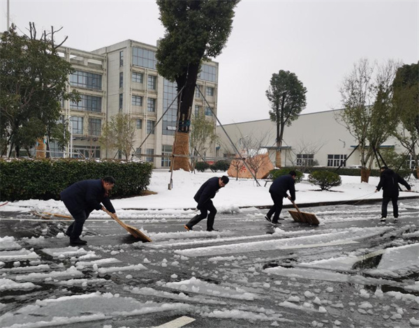 人们走在雪地上

描述已自动生成