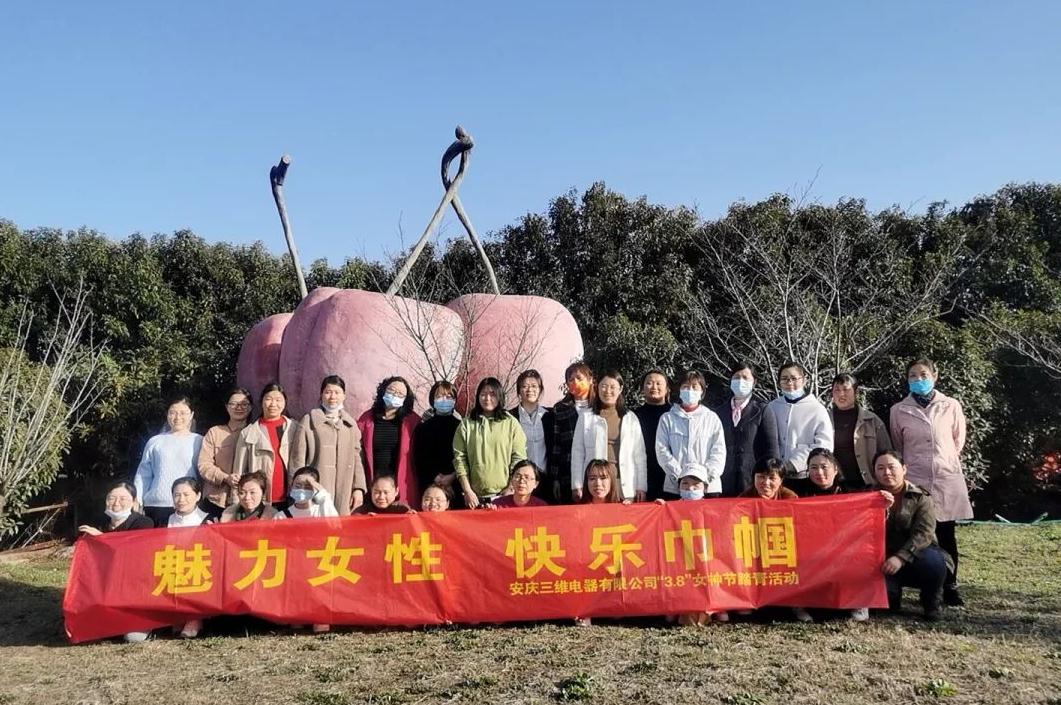 图片包含 户外, 草, 人, 人们

描述已自动生成