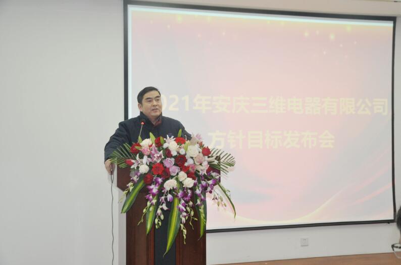 图片包含 游戏机, 桌子, 盒子, 站

描述已自动生成