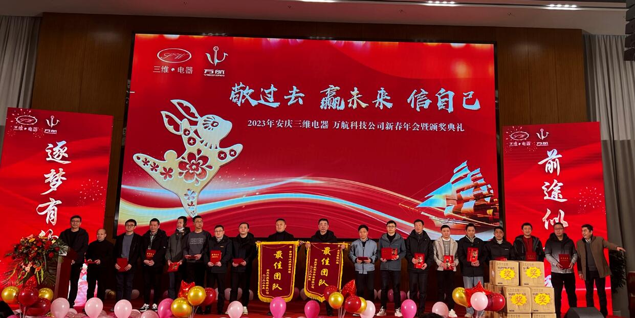 人们在看台上的人演出

中度可信度描述已自动生成