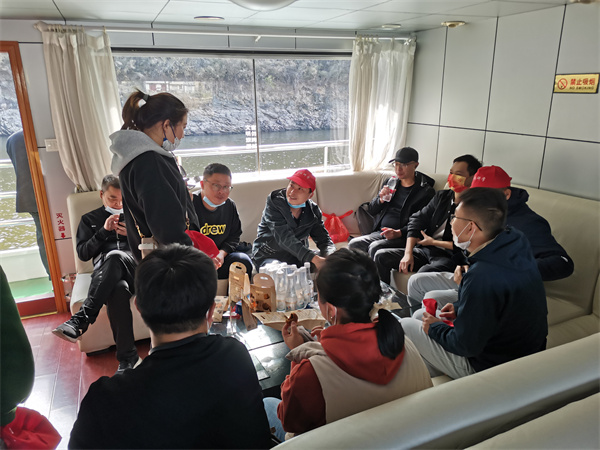 一群人在房间里

中度可信度描述已自动生成