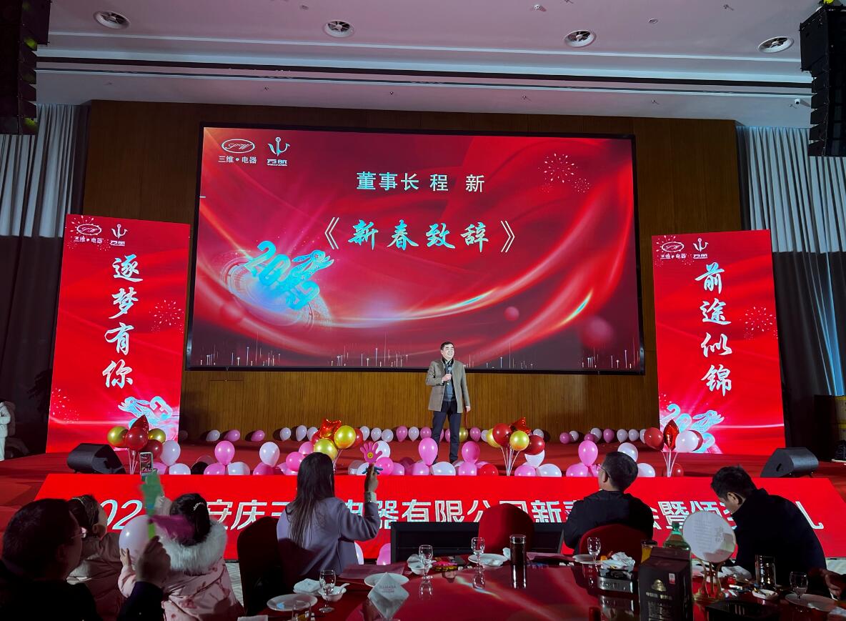 人们在看台上的人演出

低可信度描述已自动生成
