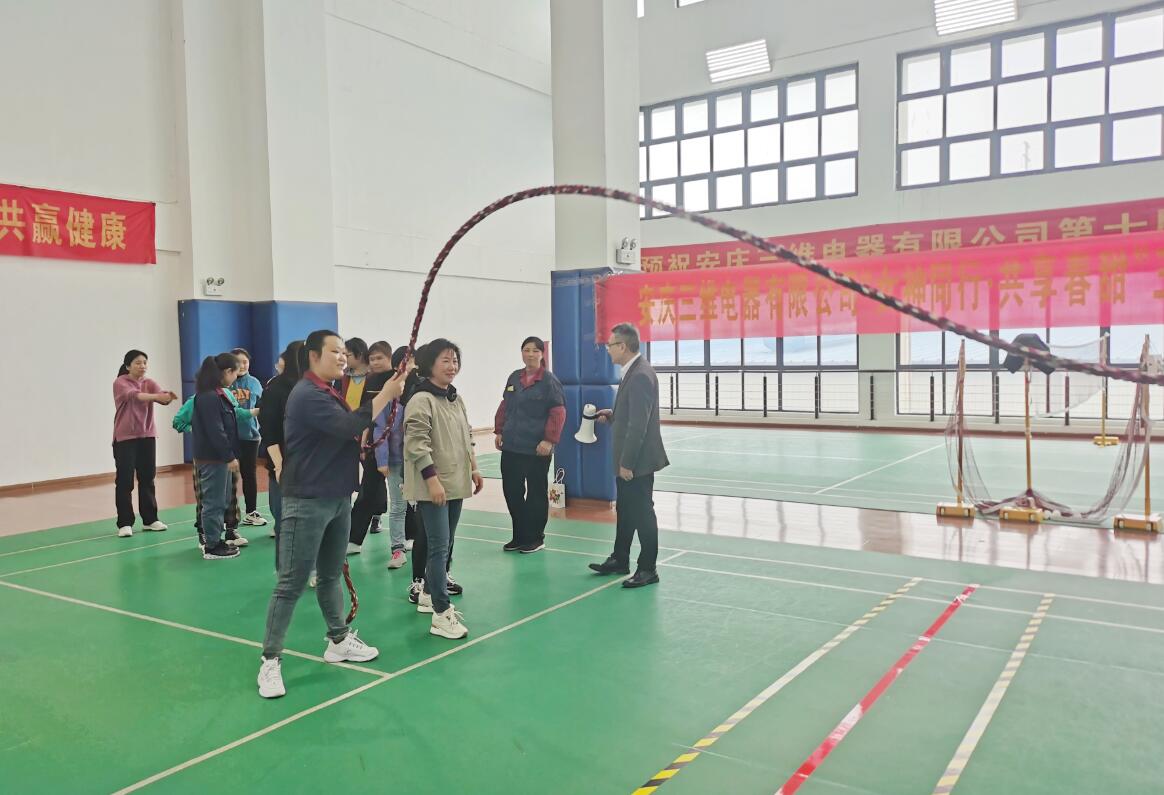 图片包含 运动, 体育, 羽毛球, 建筑

描述已自动生成
