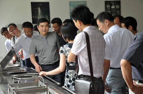 开发区企业负责人到我公司参观交流