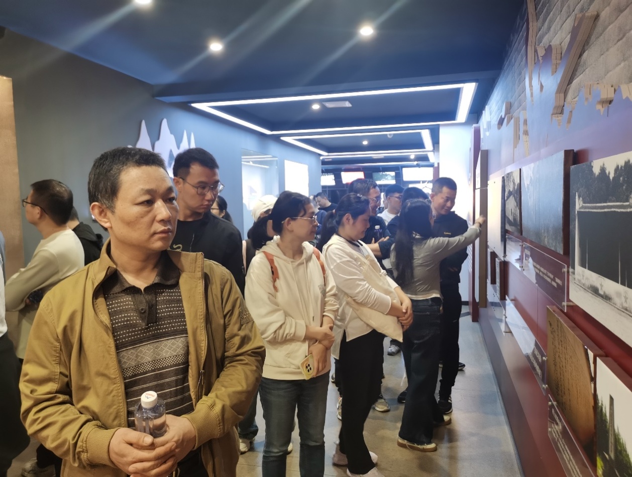 一群人站在地铁上描述已自动生成